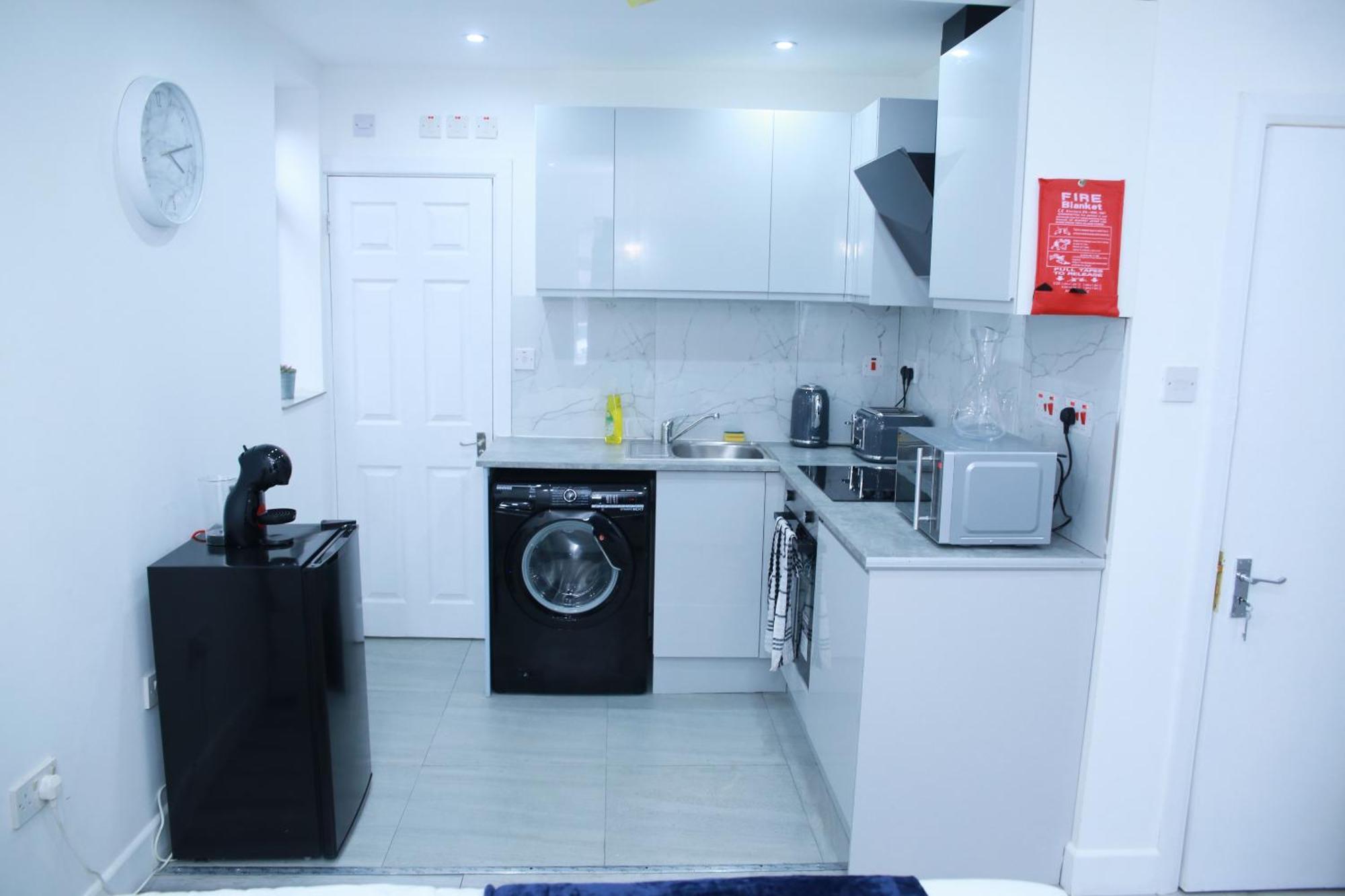 Apartament Lovely With Free Parking On Premises.