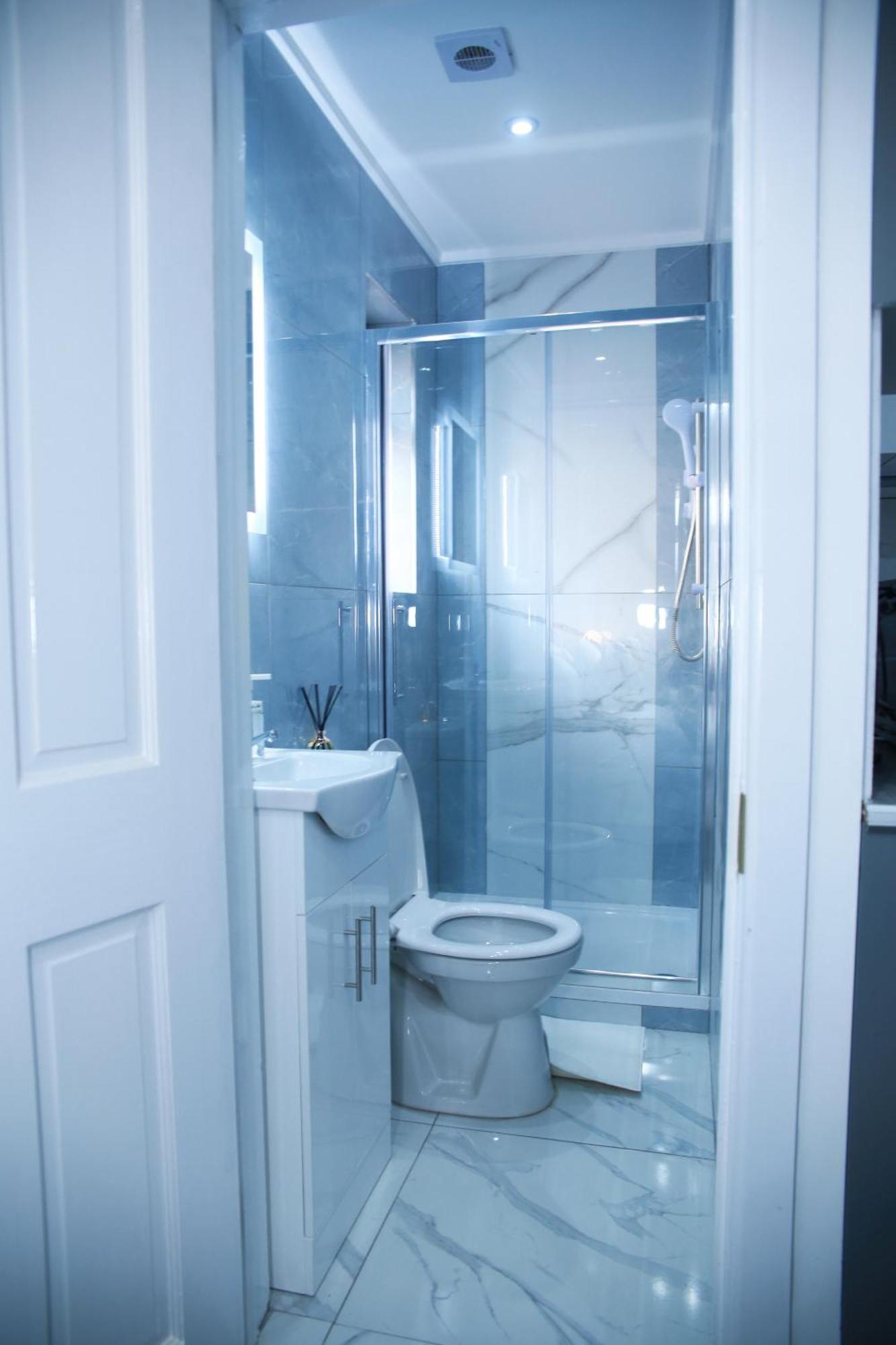 Apartament Lovely With Free Parking On Premises.